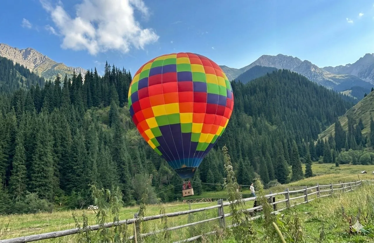 Территория лагеря Gorki Island на берегу Капчагая